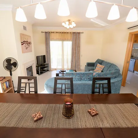 Vela - In Complex Near The アパート