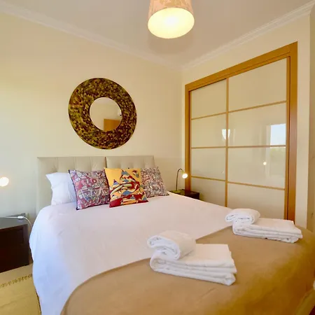 Vela - In Complex Near The アパート